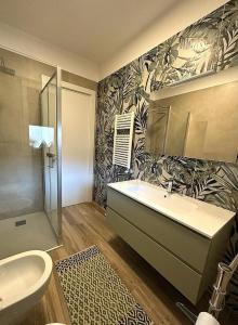 莫诺波利La Preferita Appartamento vista lato Mare的一间带水槽、浴缸和淋浴的浴室