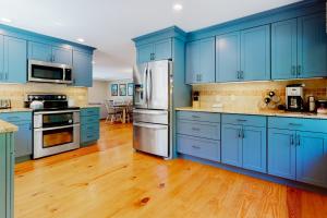 杰克逊Chipper View的厨房铺有木地板,配有蓝色橱柜。