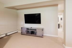 杰克逊Chipper View的客厅设有壁挂式平面电视。