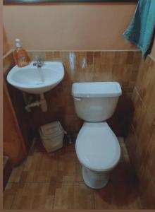 危地马拉Ciudad Vieja Bed & Breakfast Hotel的浴室配有白色卫生间和盥洗盆。