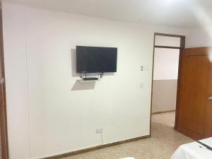 里奥阿查Sweet Home RIOHACHA的白色墙壁上的平面电视