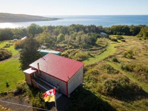 Victoria Beach MareGold Centre - Juniper Cabin and Rose Cabin的地表上带有红色屋顶的建筑