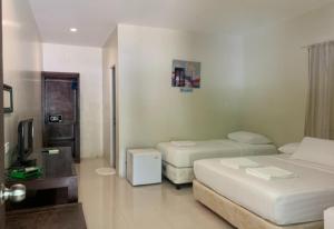 班塔延岛阿尼卡岛度假村的酒店客房设有两张床和电视。