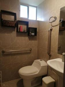 基多Hermosa y confortable suite的一间带卫生间和水槽的浴室