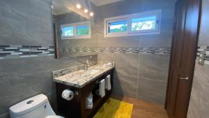 CachíCASA DEL LAGO的一间带水槽、卫生间和镜子的浴室