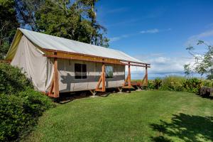 KukuihaeleWaipi'o Lodge的草场上的大型帐篷