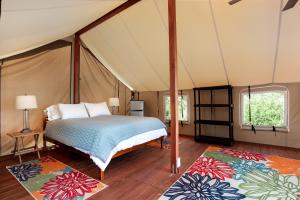 KukuihaeleWaipi'o Lodge的帐篷内一间卧室,配有一张床