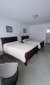 White Fang Motel客房内的一张或多张床位