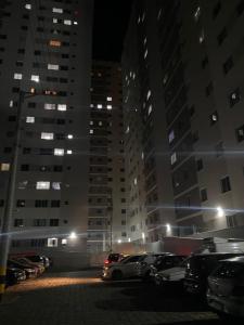 尤西德福拉Millennium Residence的停车场,有汽车停在高楼前