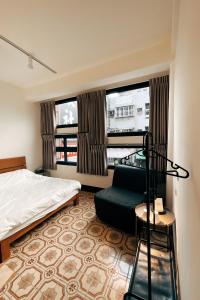 鴉埠客棧x南華大旅社的配有一张床和一把椅子的酒店客房
