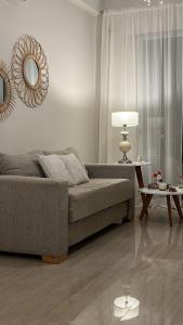 科连特斯Departamento moderno con vistas al rio Paraná.的客厅配有沙发和桌子