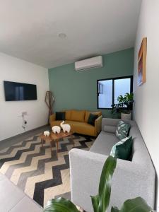 马萨特兰El Departamento Playa Sur的客厅配有沙发和桌子