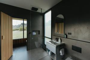 潘尼萧CABN Kangaroo Island的一间带水槽和镜子的浴室