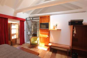 库斯科ARQUEOLOGO EXCLUSIVE SELECTION - Casa Peralta的一间卧室配有一张床和一台电视。