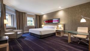 墨尔本墨尔本里奥多洲际酒店的配有一张床和一张书桌的酒店客房