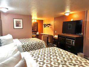 Oakley安妮奥克利奥克利酒店的酒店客房设有两张床和一台平面电视。