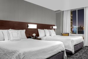 纽约纽约曼哈顿庭院酒店/上东区的酒店客房设有两张床和窗户。