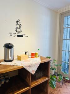 圣地亚哥Maktub Brasil - Hostal Boutique的一间房间,上面有咖啡壶