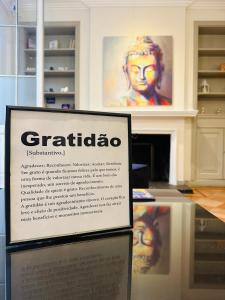圣地亚哥Maktub Brasil - Hostal Boutique的一张带有女人照片的房间的标志