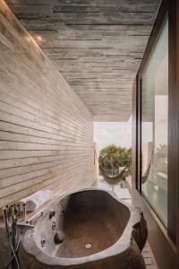 普拉亚卡门La Casa de la Playa by Xcaret- All Inclusive Adults Only的带窗户的浴室设有大浴缸