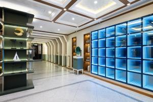 北京时光漫步S酒店(北京国家会议中心店的更衣室设有蓝色玻璃墙和走廊