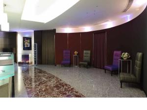 永和柯达大饭店永和店的一间设有紫色椅子和壁炉的等候室
