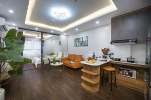 河内Bao Hung Hotel & Apartment - Tran Quoc Vuong的厨房以及带沙发和桌子的客厅。
