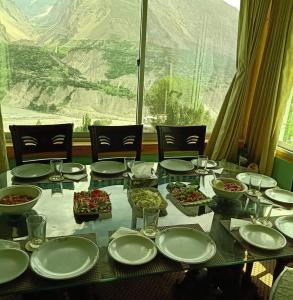 罕萨Hunza Lounge的桌上放有盘子和碗的食物