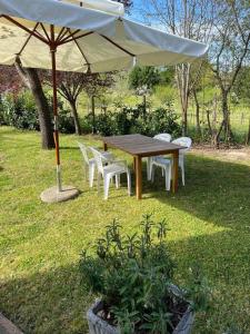 蒙蒂恰诺Casa “ la guazzara “的一把伞下的木桌和椅子