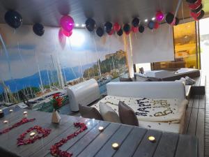 朱拜勒Four Seasons Halat的配有桌子和气球的房间,享有船景