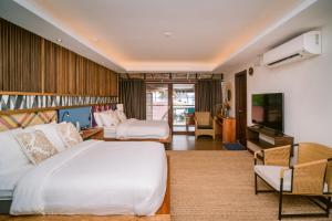 爱妮岛Banig Beach Resort El Nido的一间带大床的卧室和一间客厅