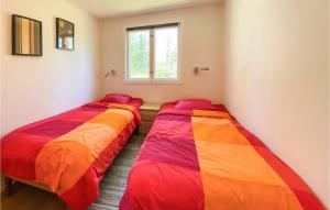 Fristad3 Bedroom Stunning Home In Fristad的色彩缤纷的毯子,房内配有两张床