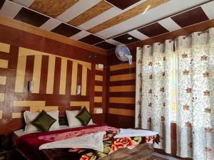 索纳马格Hotel Intermountain Sonamarg的一间卧室配有床、窗帘和窗户