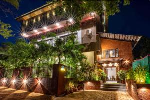 安君纳Sonnet - A boutique hotel by Lotus leaf Hotels, Anjuna, Goa的一座晚上有灯的建筑