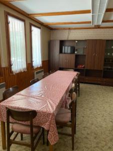 布赫洛维采Chata CONDI的用餐室配有粉红色的桌子和椅子