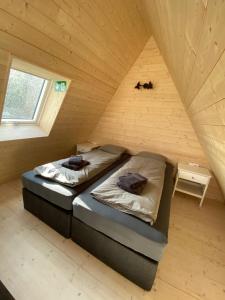 埃基斯蒂尔Hengifosslodge Tiny Houses的阁楼上的卧室配有两张床