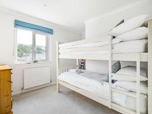 波特里斯Fairwinds的一间卧室配有双层床和窗户。