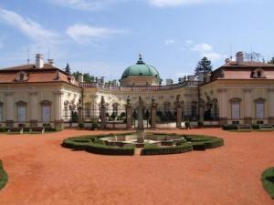 布赫洛维采Chata CONDI的一座大建筑,庭院里设有喷泉
