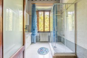 博尔戈阿莫扎诺Casale Poli的带淋浴、浴缸和盥洗盆的浴室