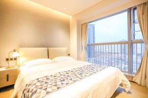 深圳天幕行政公寓（深圳福田中心店）的一间卧室设有一张床和一个大窗户