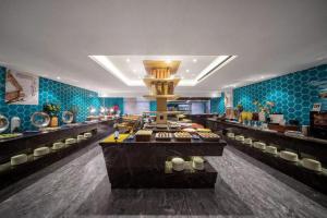 义乌Yiwu Boyi Meiju Hotel义乌市泊忆酒店的蓝色瓷砖餐厅的自助餐