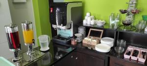 科斯镇Sonia Hotel & Suites的厨房配有带咖啡机的柜台