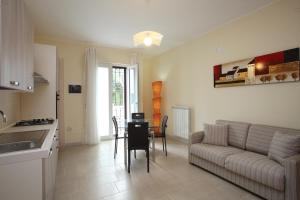 巴里La Dimora Accommodation的厨房以及带沙发和桌子的客厅。