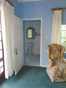 SpringfonteinSpringfontein Guesthouse的浴室配有卫生间、椅子和水槽