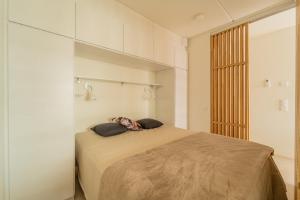 卡拉约基Marina Resort Apartments by Hiekka Booking的一间卧室,卧室内配有一张大床
