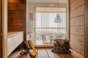 卡拉约基Marina Resort Apartments by Hiekka Booking的客房设有桌椅和大窗户。