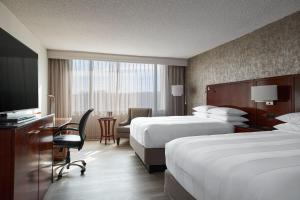 惠帕尼汉诺威万豪酒店的酒店客房设有两张床和电视。