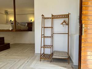 希马拉Amphora Guesthouse & Apartments的双层床旁边的带梯子的房间