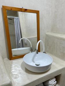 希马拉Amphora Guesthouse & Apartments的浴室设有白色水槽和镜子