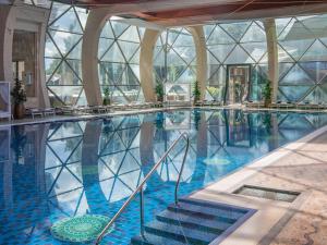萨尔瓦尔斯普利特温泉酒店的大楼内的一个蓝色海水游泳池